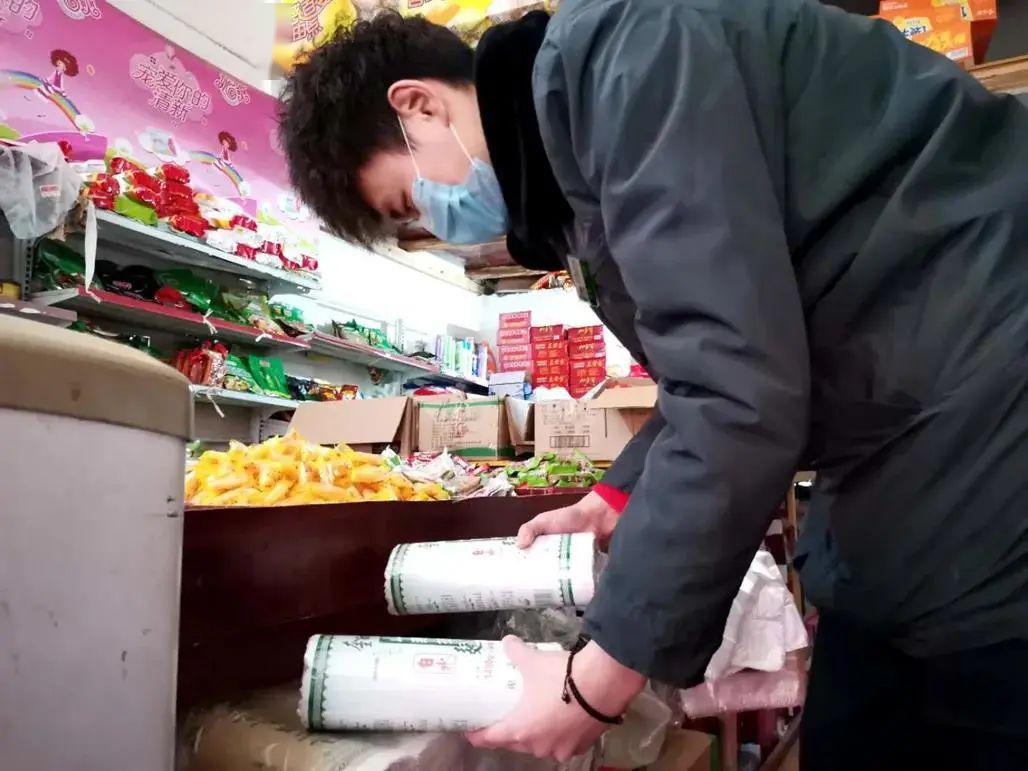 今年28岁的张旭伟,是一名商店老板.好更会们