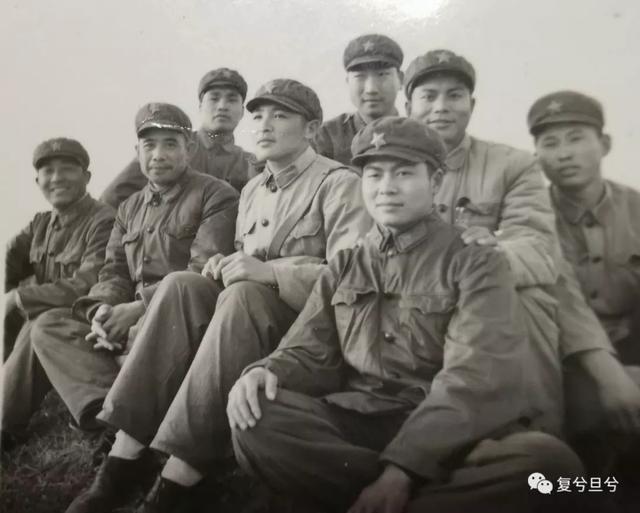 沉湖农场后勤处八位战友(右一为