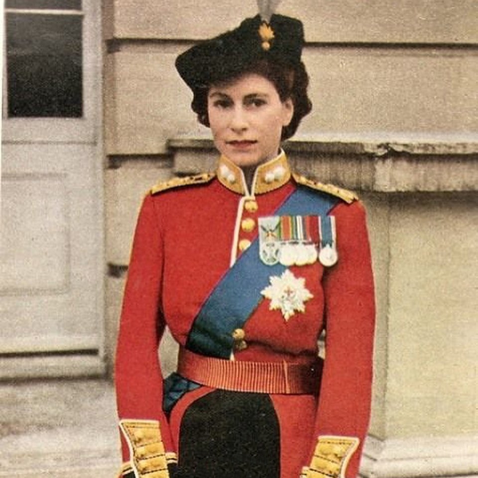 英国女王也曾是娘子军穿军装配大红唇气质大变样这次帅到我了