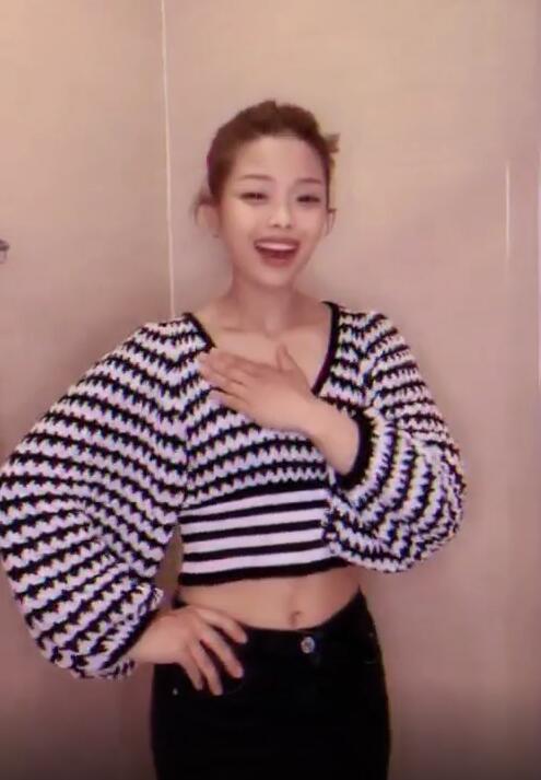 "莫小贝"王莎莎穿露脐装跳舞,秀马甲线小蛮腰,网友直呼有气质