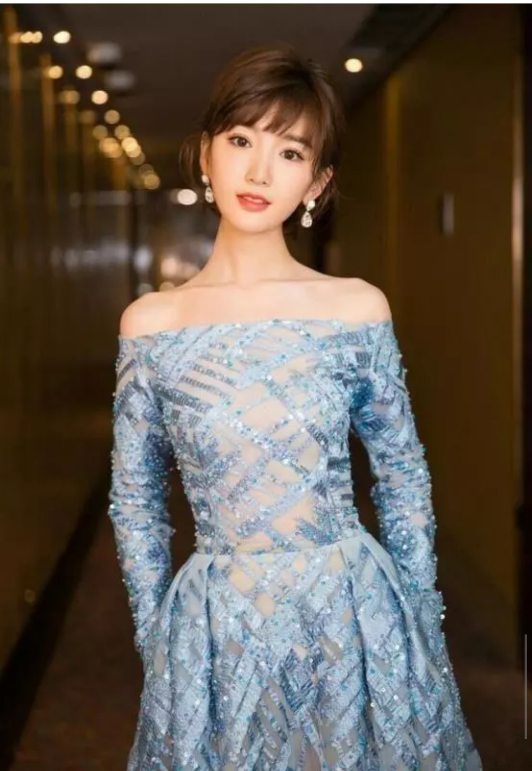 看到毛晓彤身着一袭一字肩蓝色连衣裙惊艳亮相,真的是性感中又凸显