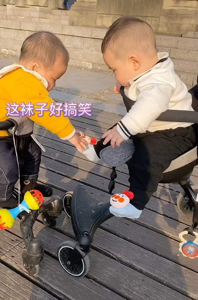 #宝宝#随后举动笑翻网友:这波操作,猝不及防宝宝喜欢同小区“哥们”的袜子