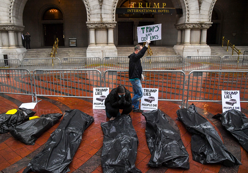不滿政府疫情應對，美抗議民眾在川普酒店前放「屍袋」 國際 第1張