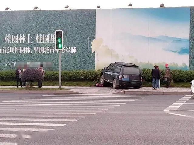 今天早上7点左右 茜草张坝桂圆林南门附近 发生一起交通事故 一辆黑色