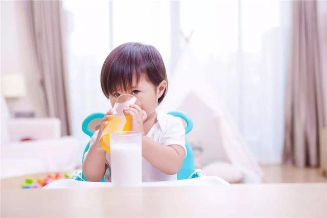 [孩子]前三个最常见，多数老人惯用后一种“毁”娃脾胃的4种喂饭方式