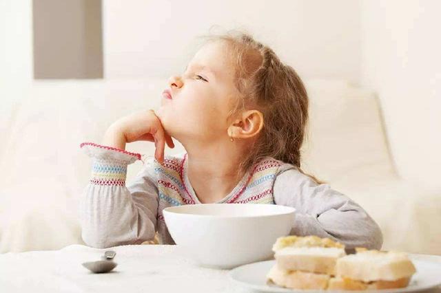 “毁”娃脾胃的4种喂饭方式，前三个最常见，多数老人惯用后一种