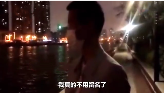 温暖无数网友！这位小伙，你是谁？