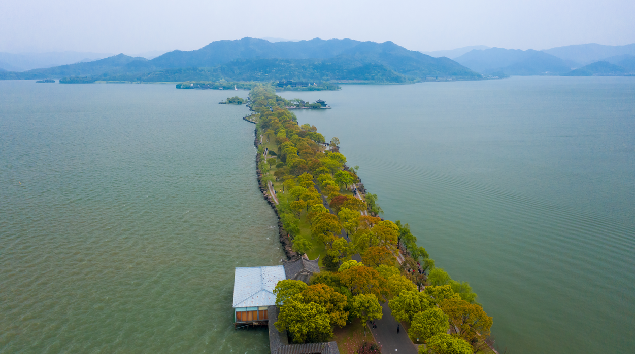 宁波东钱湖小普陀游人如织,春光无限,小普陀景区是东钱湖旅游度假区