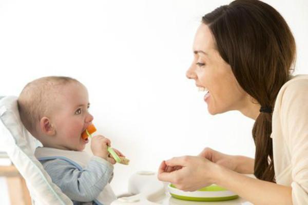 「辅食」后两个正在影响孩子的语言发育，赶紧改，喂养辅食常见的几个误区