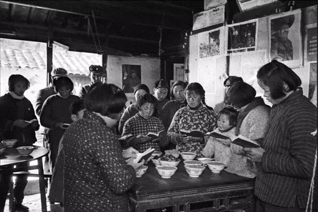 太仓县沙溪公社洪泾大队食堂里,人人吃饭前必读语录.1966年