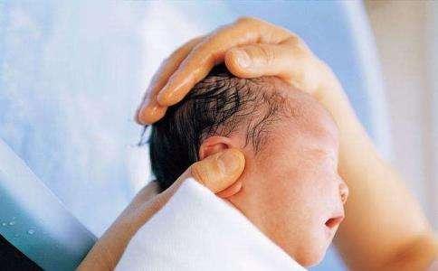 「洗菜」一顿操作猛如虎，爸爸吐槽：比洗菜还随意护士给新生儿洗澡