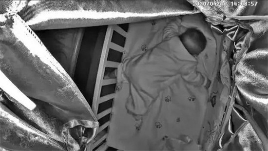 「宝宝」不哭才抱＂大错！3个月女婴趴睡致死：＂哭了不抱