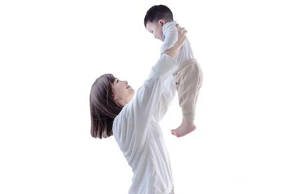 「姿势」千万不能做！你抱对了吗？2种错误抱宝宝的姿势
