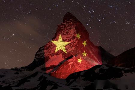 中国国旗也曾在马特霍恩山出现,他们正从新冠疫情的冲击中逐渐复苏.