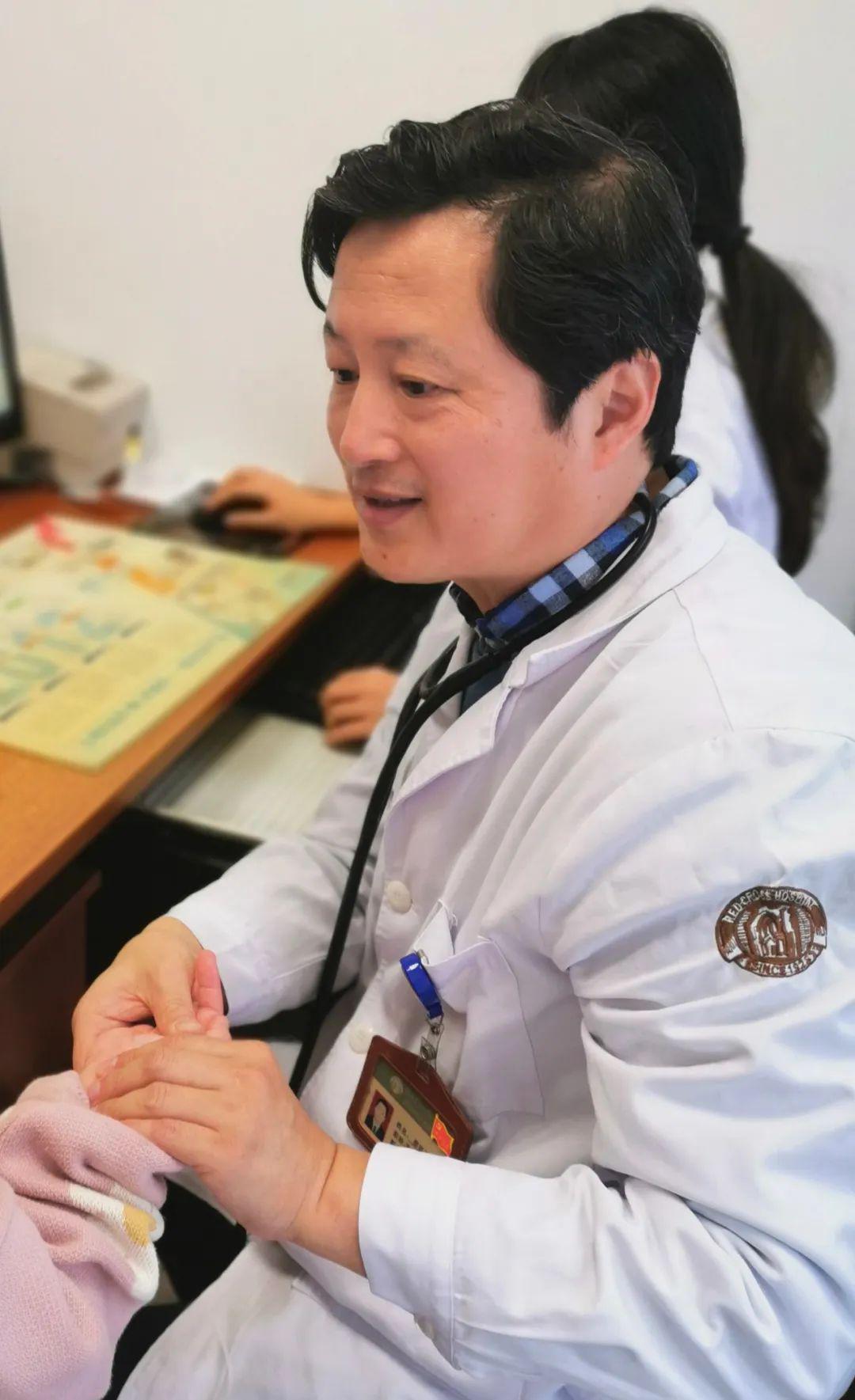「怪声」发出怪声，原来是得了这种病二年级男孩总是挤眉弄眼