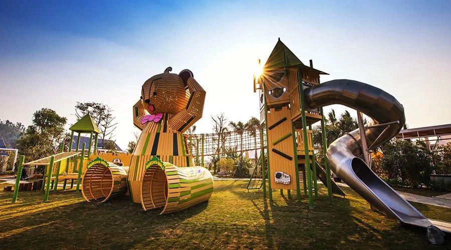 的卡通熊城堡儿童乐园  配有欢乐摇摇马等奇趣又安全的无动力游乐设备