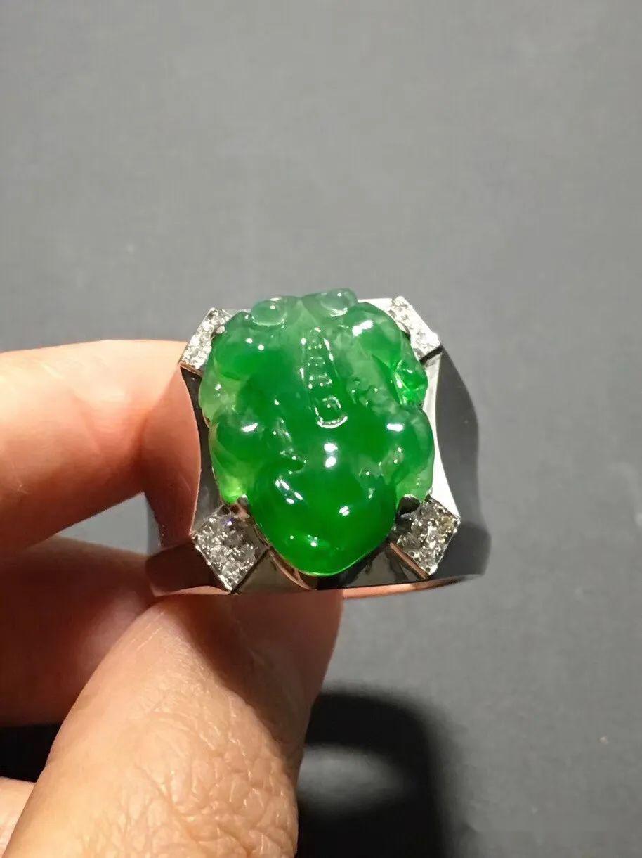 翡翠欣赏丨高冰粉紫大蛋面戒指:六位数