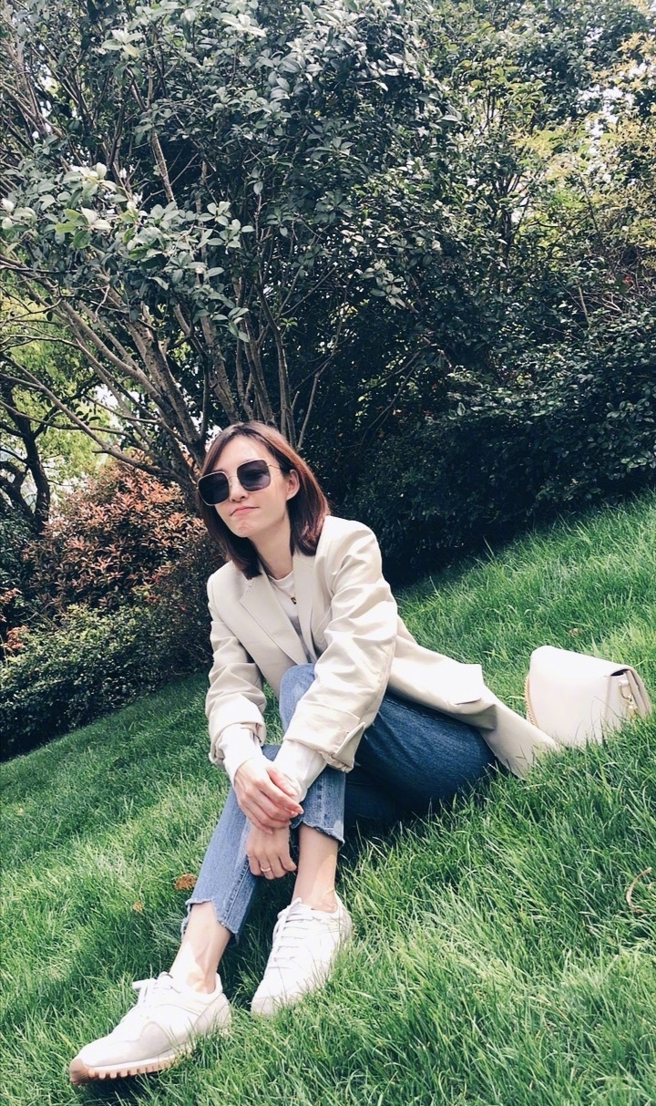 35岁王丽坤穿搭新花样，白色西装配牛仔裤，比“慎儿”时期更年轻