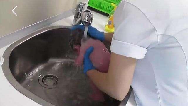 「洗菜」一顿操作猛如虎，爸爸吐槽：比洗菜还随意护士给新生儿洗澡