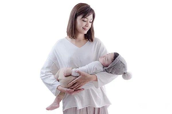 「姿势」千万不能做！你抱对了吗？2种错误抱宝宝的姿势