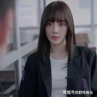 原创李小璐直播间遭遇贾乃亮粉丝的质问，问她为什么要背叛贾乃亮