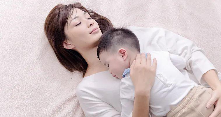 「姿势」千万不能做！你抱对了吗？2种错误抱宝宝的姿势