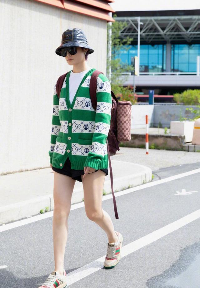 女生穿短裤加运动鞋 ccfd103b70794e31b990e2b8ce875a1b.jpeg
