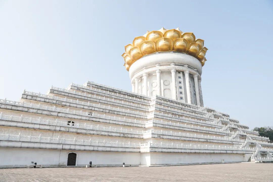 与龙华寺一水相隔,依据弥勒三经规划的兜率天宫由七重宝垣,兜率天内院