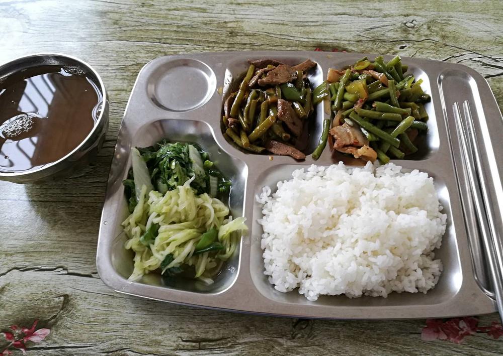 原创某厂工人晒自己食堂午饭,"大锅饭"太简单,网友:老板敢尝么?