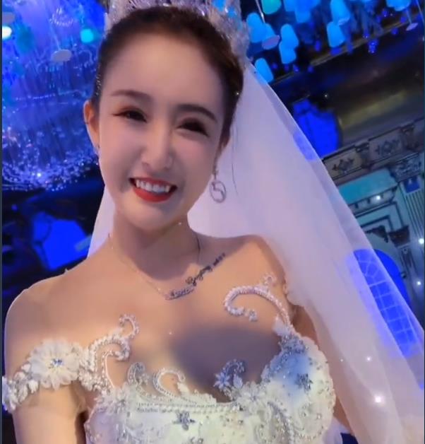 高迪大美婚纱照_小伊伊牌牌琦婚纱照(3)