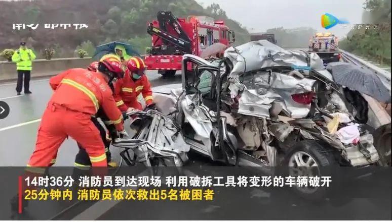 惨!江罗高速往云浮方向,一粤w小车发生严重交通事故,小车全毁,4人死亡