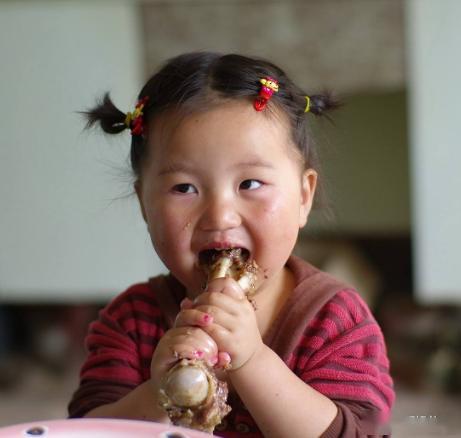 『孩子』家长别不在意孩子总是积食爱“趴睡”？儿科医生：无非4个原因