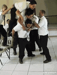 搞笑gif:功夫确实不错,只是裤子掉的有些尴尬