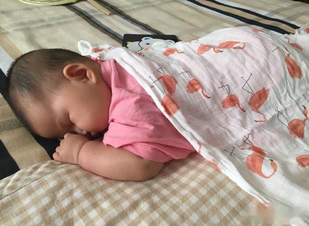 『孩子』家长别不在意孩子总是积食爱“趴睡”？儿科医生：无非4个原因