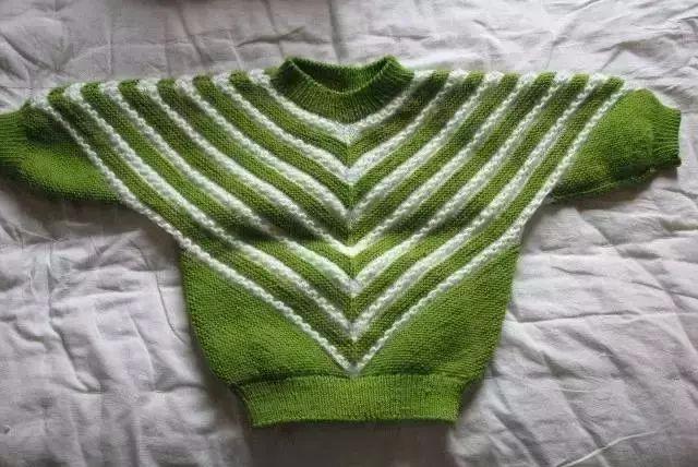 这个毛衣织出来就是两岁多的孩子穿的,用13号环形针,用两种颜色线织