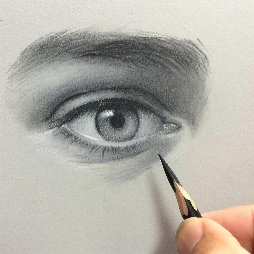 排好线了咱们进入下一个阶段  素描头像 首先从单个五官开始 画眼睛