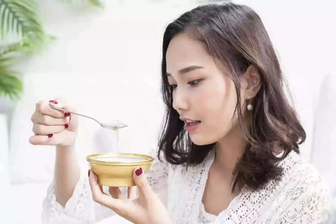 燕窝之所以能提高免疫力,主要是燕窝中所含有的"唾液酸.