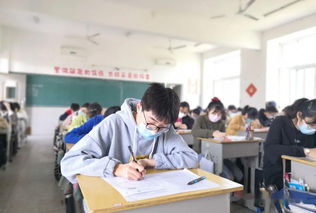 【返校进行时】今天,阜阳三中高二学生复学返校!_寝室