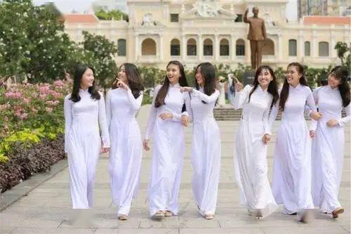 越南女生的校服很特别,从高中开始,越南就规定学校应该把传统服装
