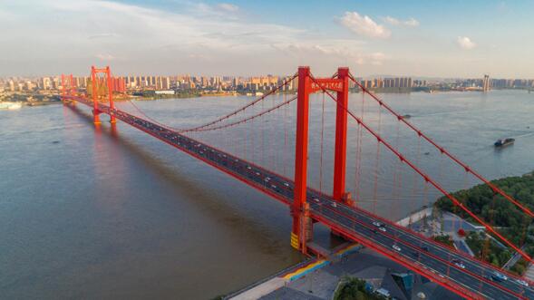 专家分析武汉鹦鹉洲长江大桥桥面晃动:系特定风况引起