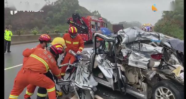 惨!江罗高速往云浮方向,一粤w小车发生严重交通事故,小车全毁,4人死亡