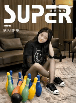 积木塔倒下,娜比表现出惊讶.