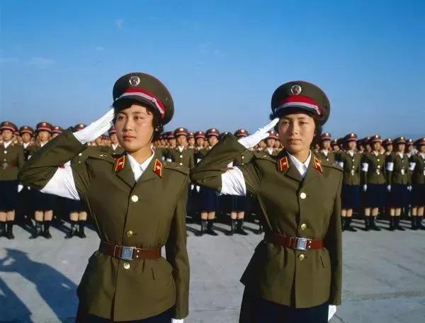 1984年秋,参加国庆35周年阅兵的女兵方队受阅前在训练.段文华/摄.