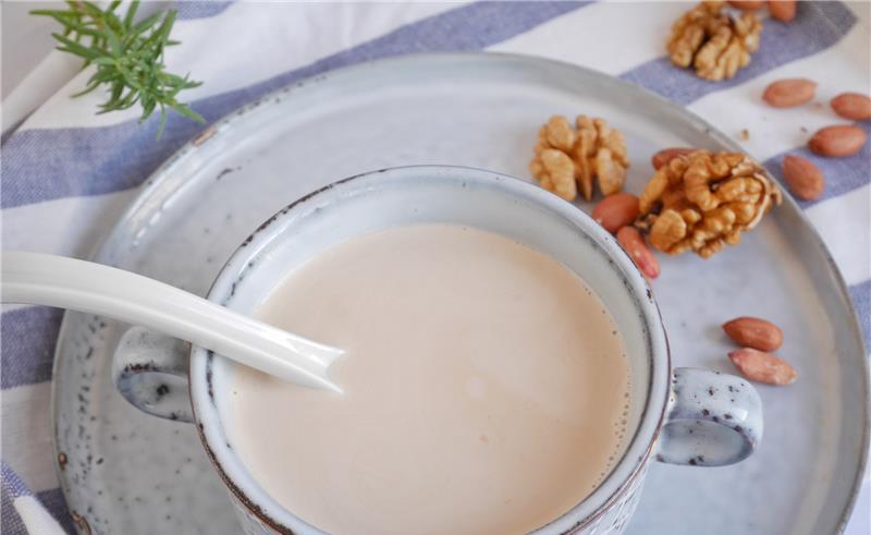 这道核桃花生露,比牛奶好喝,比豆浆营养,入口香滑细腻,孩子特喜欢喝.