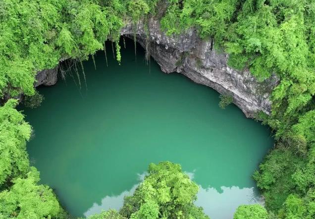 张家界发现地质奇观天坑心湖 湖水四季恒温碧绿清澈