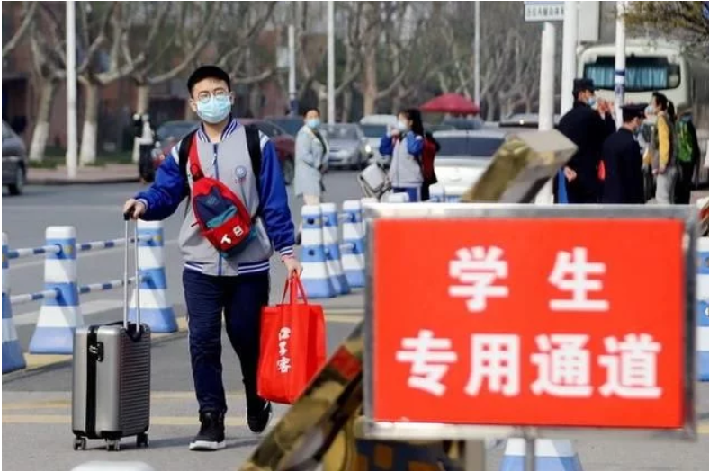 23个地区发布高校返校时间,大学生返校旺季来了,随身行李有变化_口罩