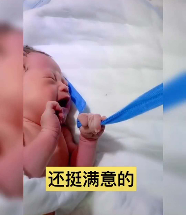 「宝宝」宝宝的姑姑亲自接生,姑侄初相见的场景太暖心大嫂要生娃