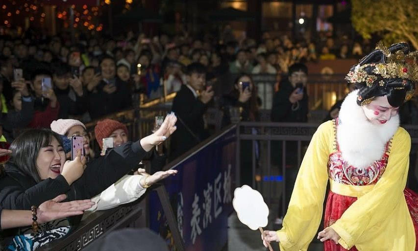 "不倒翁小姐姐"冯佳晨素颜亮相 长相清纯气质绝