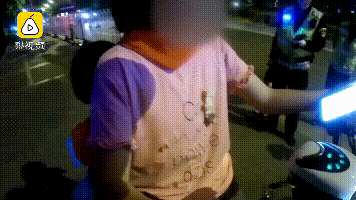 深夜监控拍下的这一幕，看哭无数人