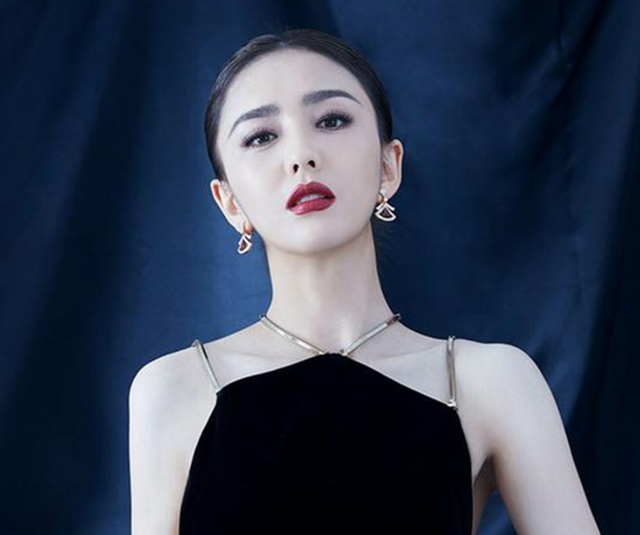 女明星的御姐范,杨幂十分霸气,赵丽颖看起来有些高冷